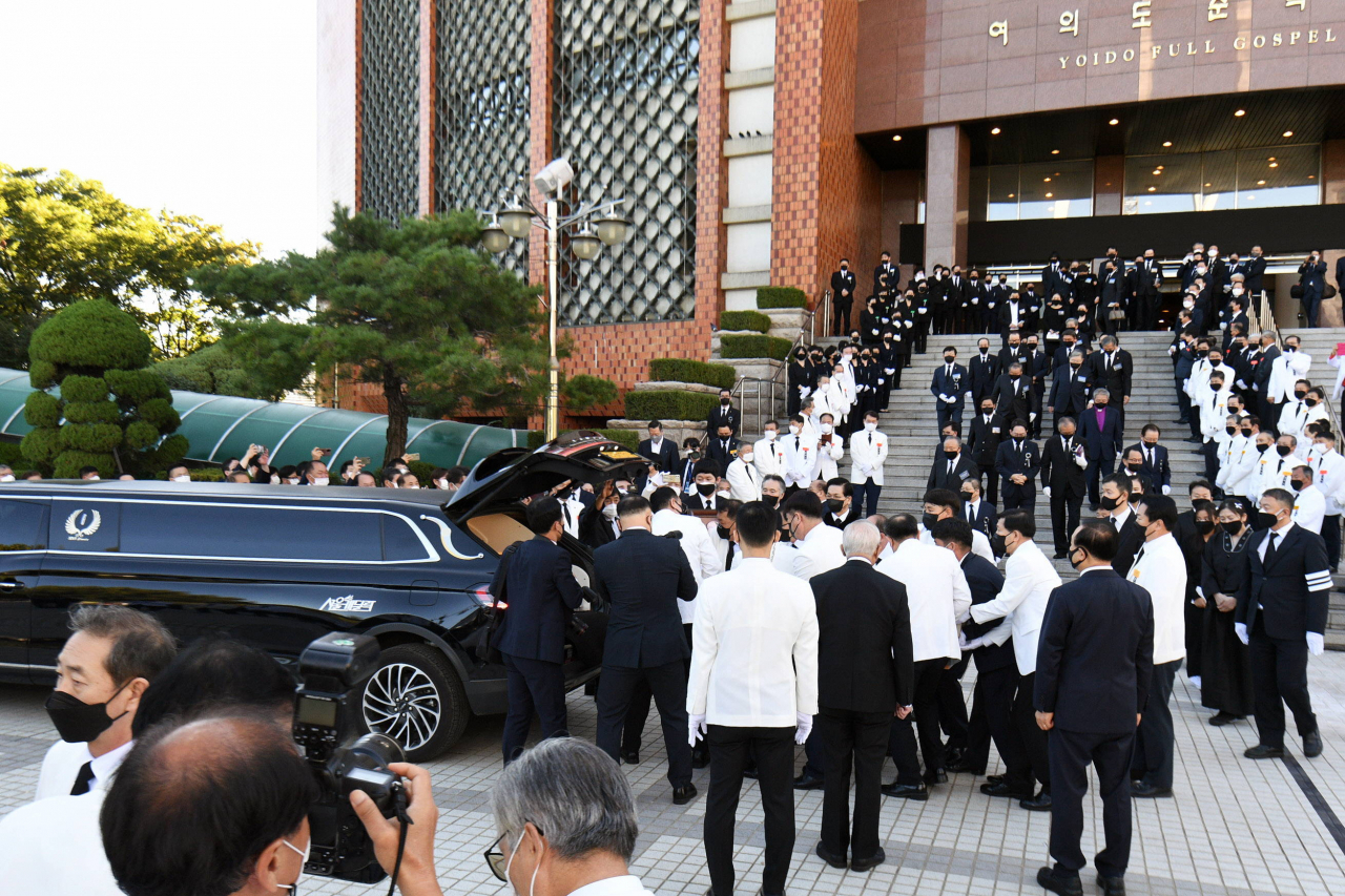 18일 서울 여의도순복음교회 대성전에서 고 조용기 원로목사의 천국환송예배를 마치고 유가족들과 교회 관계자들이 차량으로 운구하고 있다. [연합]