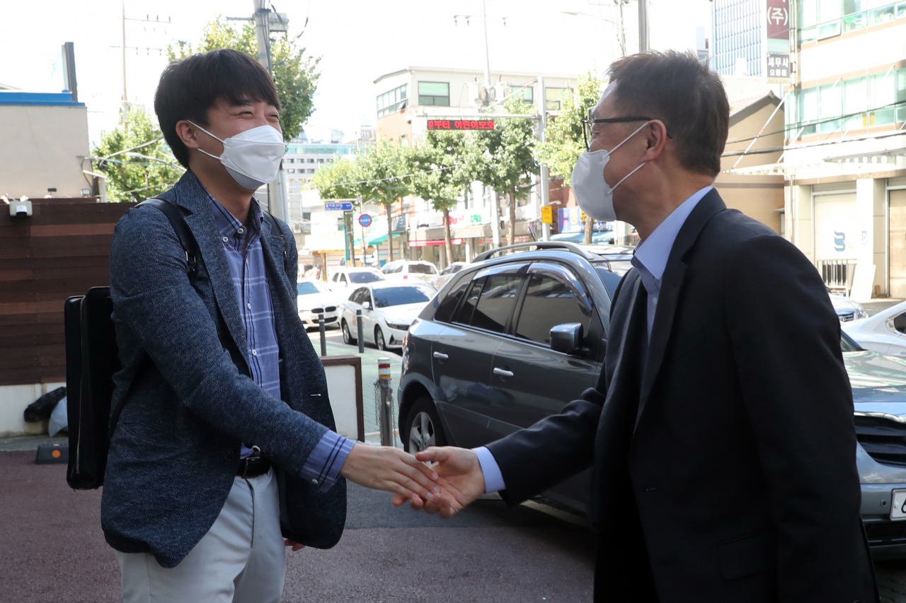 국민의힘 이준석 대표가 18일 오후 서울 중구의 한 냉면전문점에서 최재형 대선 경선 예비후보와 오찬회동에 앞서 악수하고 있다. [연합]