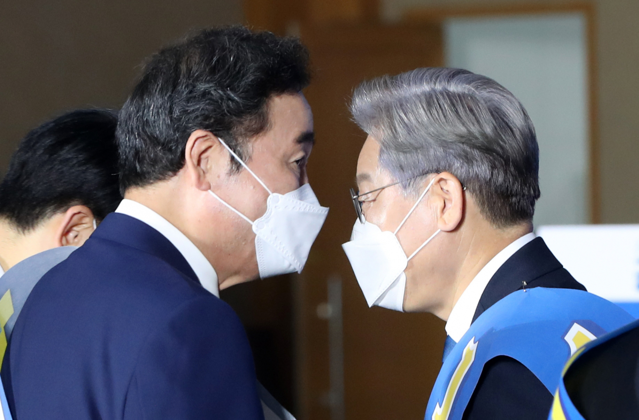 지난 12일 오후 강원 원주시 오크밸리리조트 컨벤션센터에서 열린 더불어민주당 강원권역 순회경선 합동연설회에서 이낙연(왼쪽), 이재명 후보가 인사를 나눈 뒤 발걸음을 옮기고 있다. [연합]