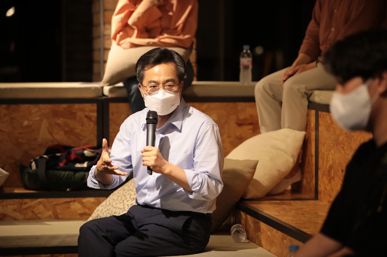 대선에 출마한 김동연 전 경제부총리가 지난 16일 명동 지식방앗간 비밀에서 열린 '청년 비정상회담'에서 청년들과 대화를 나누고 있다. [김동연 캠프 제공]
