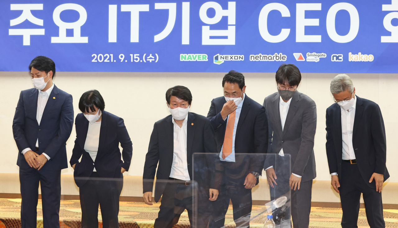 15일 오전 서울 중구 프레지던트호텔에서 열린 고용노동부-주요 IT기업 CEO 회의에서 안경덕 고용노동부 장관을 비롯한 회의 참석자들이 기념촬영을 한 뒤 자리로 향하고 있다. 왼쪽부터 이승원 넷마블 대표이사, 한성숙 네이버 대표이사, 안경덕 고용노동부 장관, 여민수 카카오 대표이사, 이정헌 넥슨코리아 대표이사, 구현범 엔씨소프트 부사장. 연합뉴스