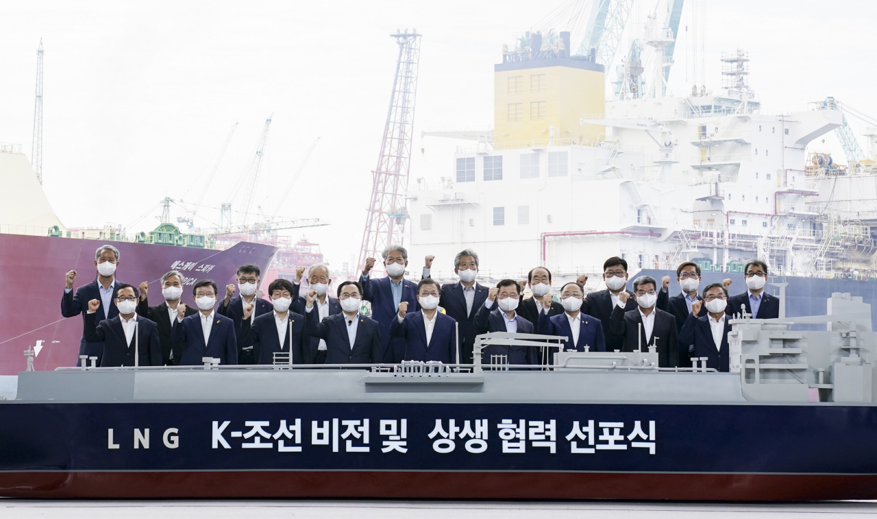 문재인 대통령이 지난 9일 경남 거제시 삼성중공업에서 열린 K-조선 비전 및 상생 협력 선포식에서 조선산업 생태계 경쟁력 강화 협약식 참석자들과 기념촬영을 하고 있다. 왼쪽 위부터 시계방향으로 이형철 한국선급 회장,배정철 한국조선해양기자재연구원 원장,김현수 대한조선학회 학회장,강호일 한국조선해양기자재공업협동조합 이사장,장윤근 케이조선 사장,정태순 한국해운협회 회장,김수복 조선5사 사내협력사연합회 회장,김부기 선박해양플랜트연구소 소장,서용석 중소조선연구원 원장,이성근 대우조선해양 사장,가삼현 한국조선해양 사장(한국조선해양플랜트협회 회장),홍남기 경제부총리 겸 기획재정부 장관, 정진택 삼성중공업 사장, 문 대통령, 문승욱 산업통상자원부 장관,안경덕 고용노동부 장관,문성혁 해양수산부 장관,이수근 대선조선 사장. [연합뉴스]
