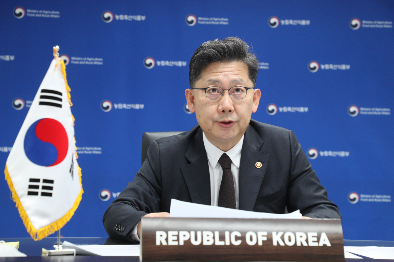 김현수 농림축산식품부 장관이 17일~18일 ‘농식품 시스템의 지속가능성’을 주제로 진행된 주요 20개국 협의체(G20) 농업장관 화상회의에 참석, 우리나라가 추진하고 있는 농업·농촌의 포용성 증진, 친환경·저탄소 농업으로의 전환, 디지털 농업혁신 등을 소개하고 있다. [농림축산식품부 제공]