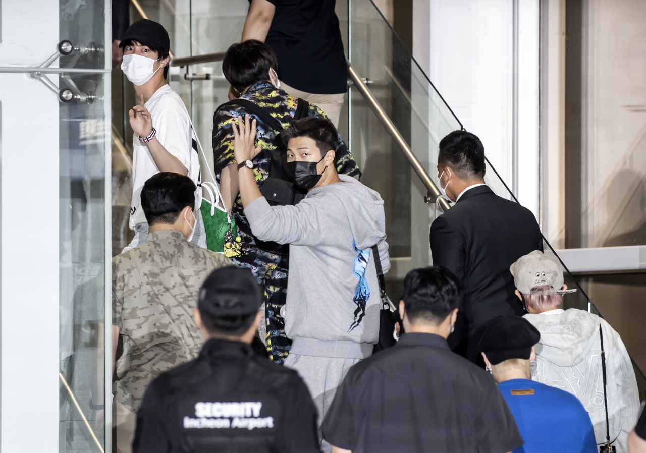 ‘미래세대와 문화를 위한 대통령 특별사절’로 임명된 방탄소년단(BTS)이 20일(현지시간) 열리는 유엔 ‘SDG 모멘트’ 행사에 참석하기 위해 18일 오후 인천국제공항 2터미널을 통해 미국 뉴욕으로 출국하고 있다. [연합]