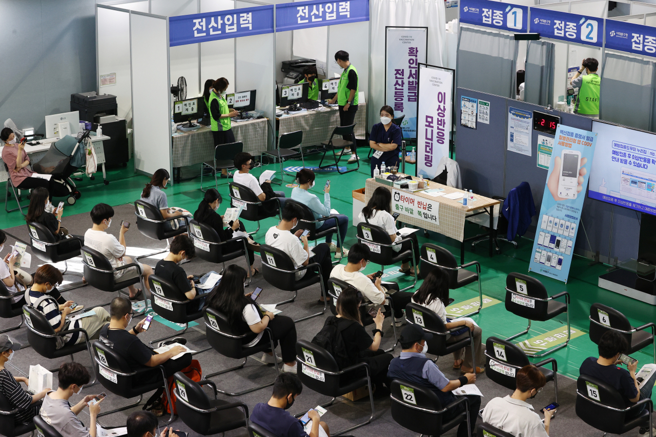 서대문구 북아현문화체육센터에 마련된 코로나19 예방접종센터에서 지난 17일 백신 접종을 마친 시민들이 이상반응 모니터링을 하고 있다. [연합]