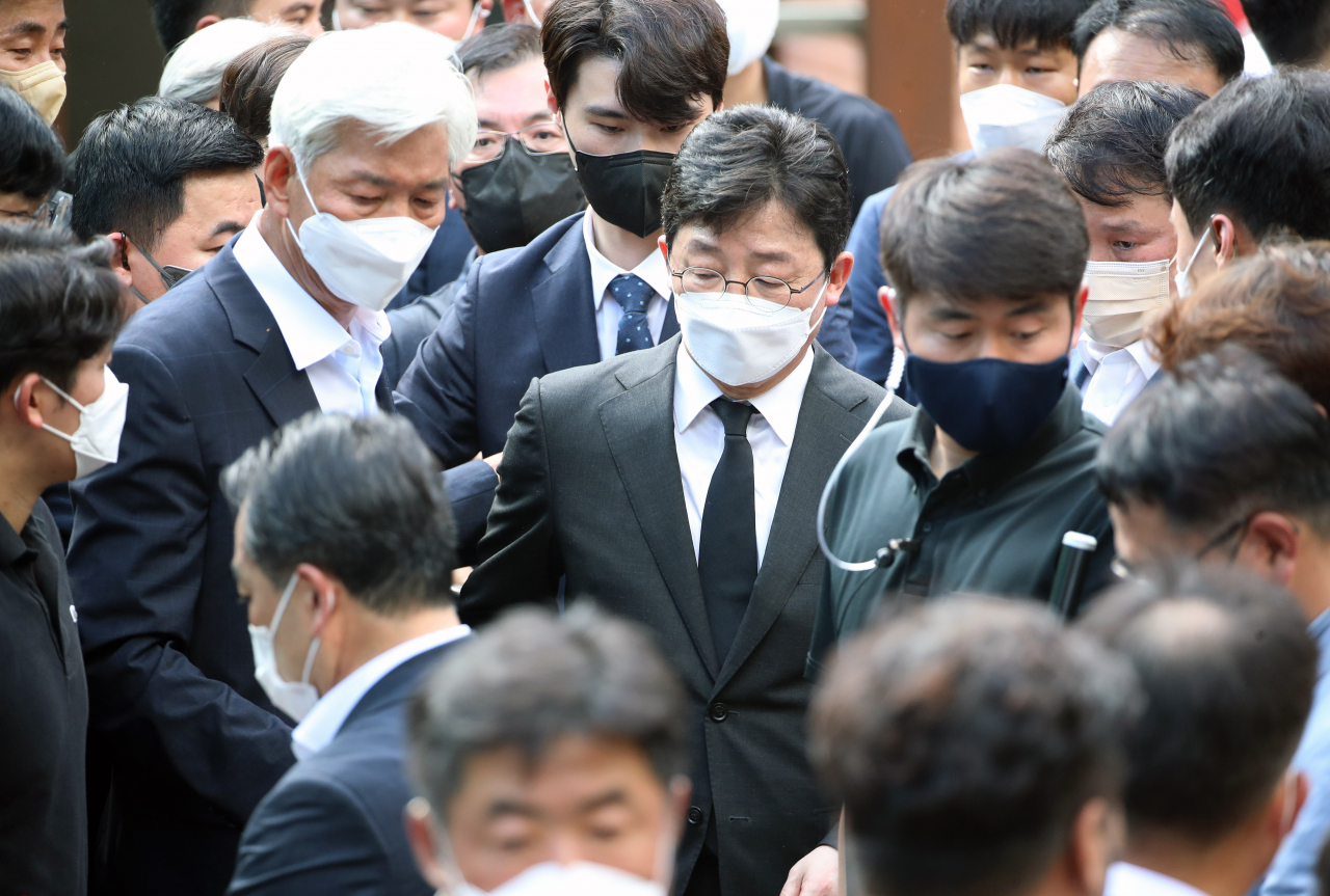 국민의힘 대권주자인 유승민 전 의원이 19일 오후 경북 구미시 상모동에 있는 박정희 전 대통령의 생가를 찾은 가운데 방문에 항의하는 우리공화당 지지자와 보수단체 회원들이 유 전 의원을 둘러싸 유 전 의원 일행이 인파에 갇혀 있다. [연합]