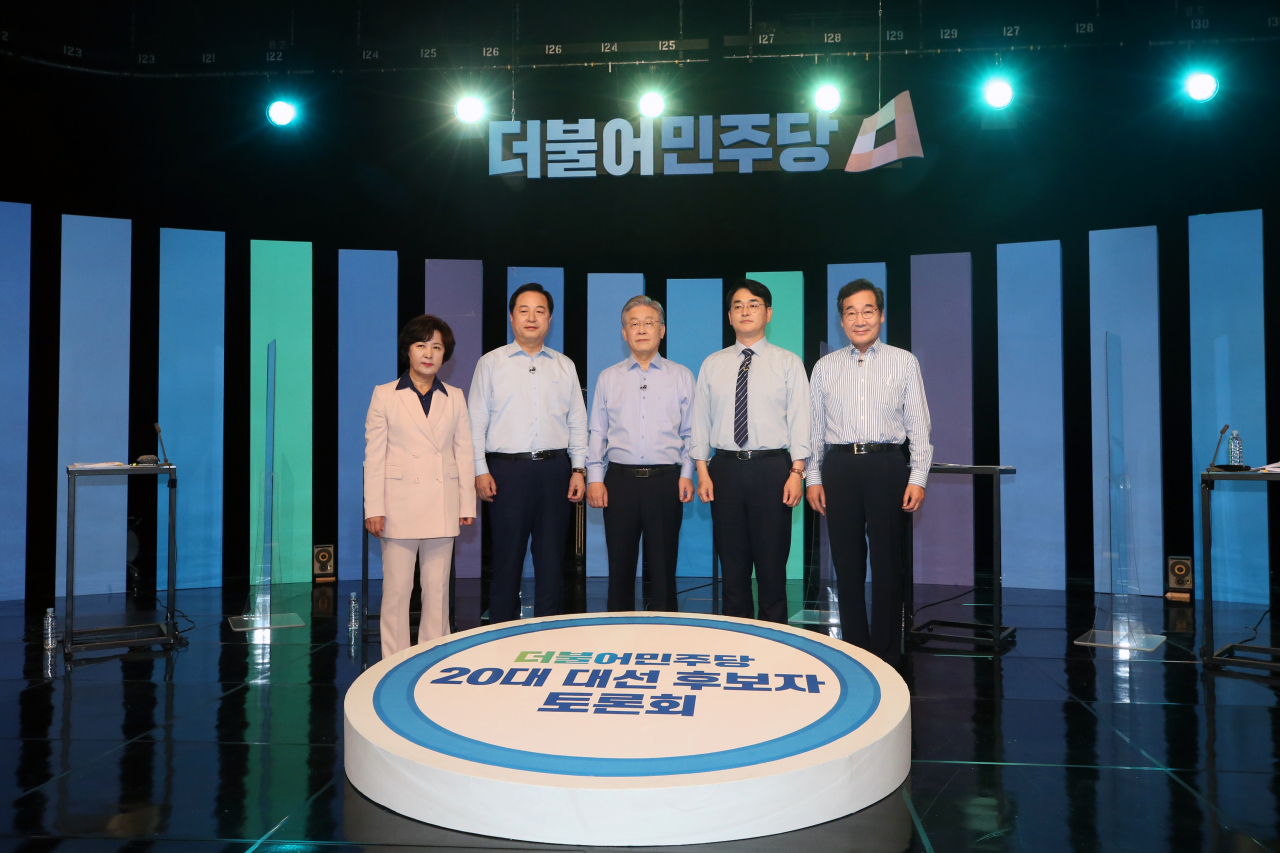 더불어민주당 대선 경선후보들이 호남권TV토론회에 앞서 기념사진을 촬영했다.
