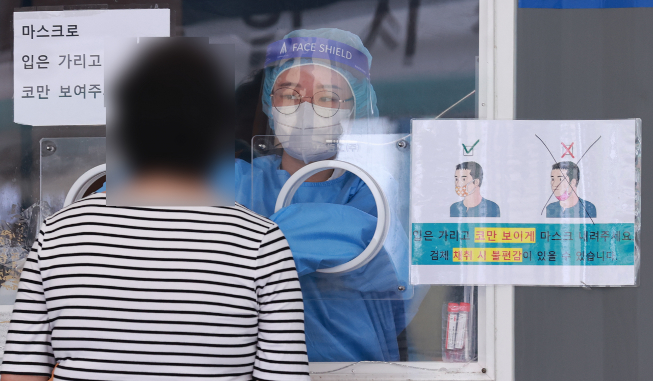 신종 코로나바이러스 감염증(코로나19) 임시선별검사소에서 의료진이 검체 채취를 하고 있다. [연합]
