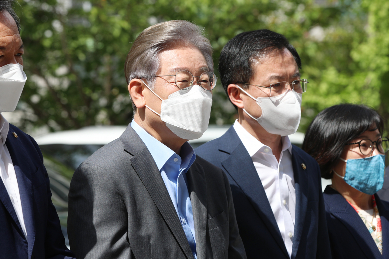 더불어민주당 대선 예비후보인 이재명 경기도지사가 지난 18일 오전 광주 남구 한 미혼모 시설을 방문한 뒤 취재진의 질문에 답하고 있다. [연합]