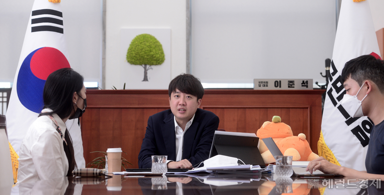 이준석 국민의힘 대표가 14일 오후 국회 국민의힘 당대표실에서 헤럴드경제와 인터뷰를 가지고 있다.