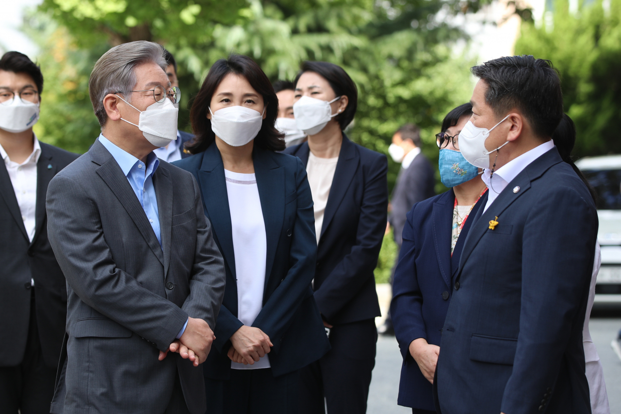 더불어민주당 대선 경선후보인 이재명 경기도지사와 부인 김혜경씨가 지난 18일 오전 광주 남구 한 미혼모 시설을 방문해 김병내 남구청장으로부터 설명을 듣고 있다. [연합]