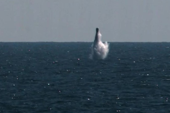 한국이 지난 15일 세계 7번째 SLBM 잠수함 발사시험에 성공했지만 전력화와는 다른 얘기다. 특히 북한은 핵탄두 탑재가 가능한 SLBM 개발 야욕을 노골화하고 있어 세계 7번째 SLBM 보유국을 향한 남북한 간 경쟁은 여전히 현재진행형이라고 할 수 있다. 한국이 독자개발한 SLBM이 지난 15일 도산안창호함(3000t급)에서 수중발사되고 있다. [연합]