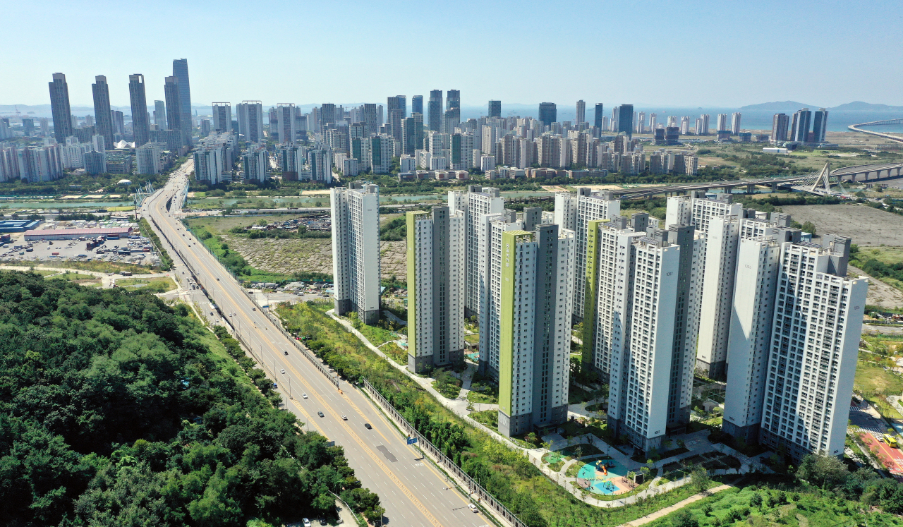 인천시 연수구 동춘동 청량산에서 바라본 동춘동과 송도국제도시에 고층 아파트 건물들이 우뚝 서 있다. 연합뉴스