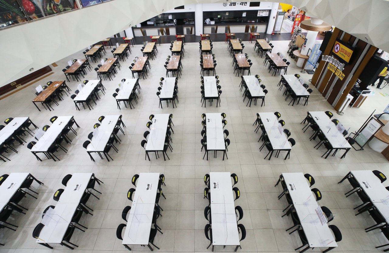 An expressway food plaza in Yongin, Gyeonggi Province is suspended during the Cheseok holiday in accordance with the government’s elevated distancing rules. All expressway restaurants are closed until Sunday. (Yonhap)