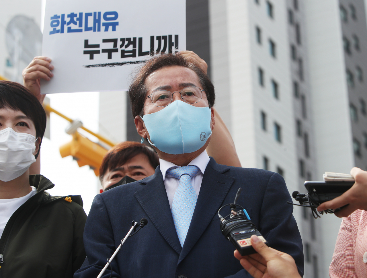 국민의힘 대권주자인 홍준표 의원이 20일 오후 경기도 성남시 분당구 판교대장 개발사업구역을 찾아 발언하고 있다. [연합]