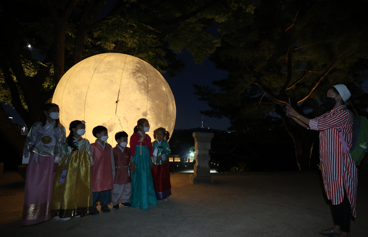 17일 오후 서울 종로구 창경궁 풍기대 주변에 대형 보름달 모형이 설치돼있다.[연합]