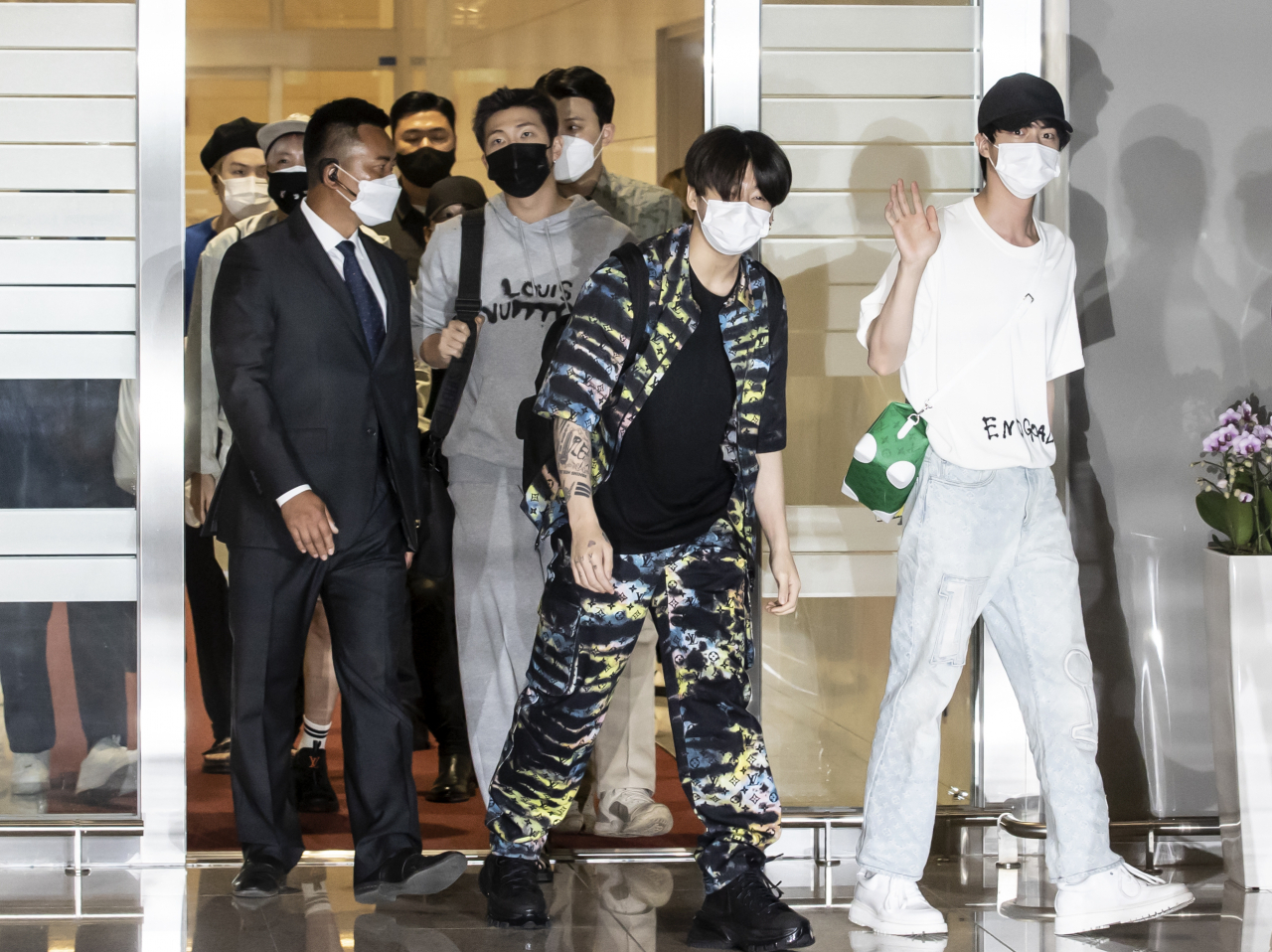 '미래세대와 문화를 위한 대통령 특별사절'로 임명된 방탄소년단(BTS)이 20일(현지시간) 열리는 유엔 'SDG 모멘트(Moment)' 행사에 참석하기 위해 18일 오후 인천국제공항 2터미널을 통해 미국 뉴욕으로 출국하고 있다. [연합]