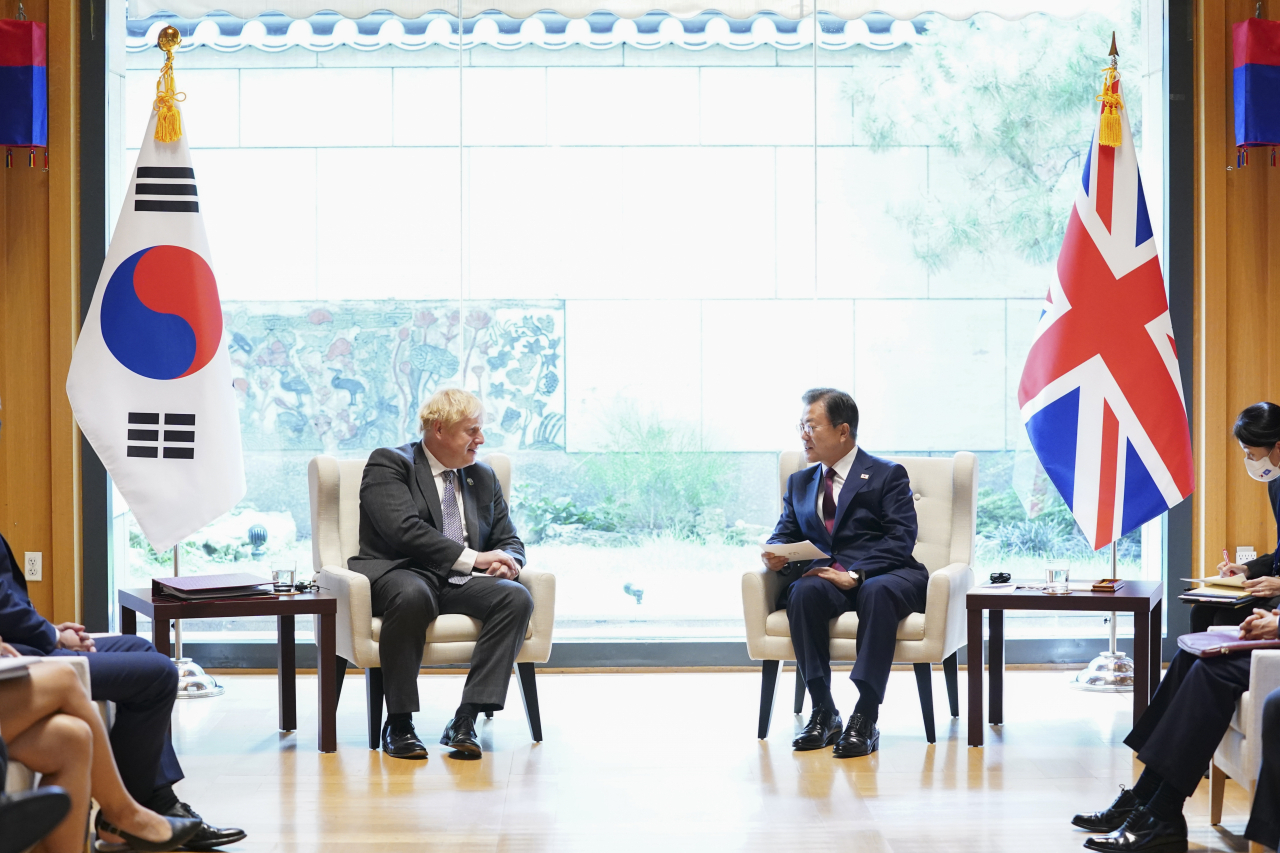 문재인 대통령이 20일(현지시각) 뉴욕 주유엔대표부 양자회담장에서 보리스 존슨 영국 총리와 정상회담을 하고 있다. 연합뉴스