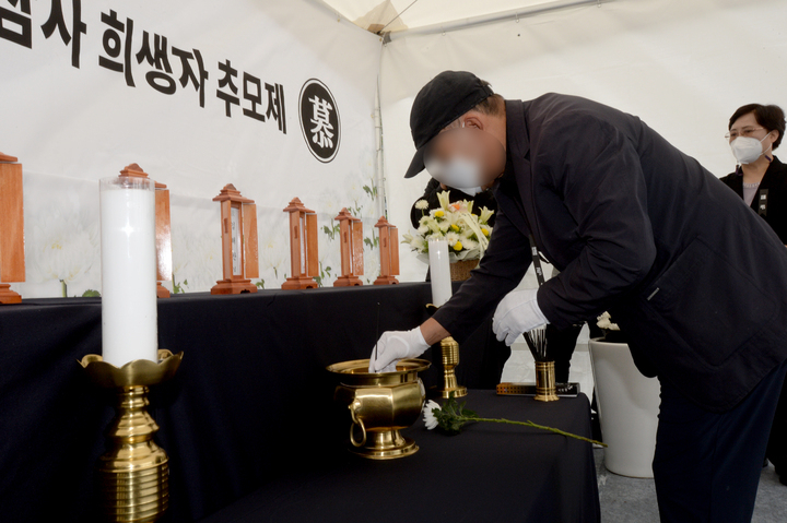 오늘(21일)오전 17명의 사상자를 낸 광주참사현장에서 추모제가 열리고 있다.