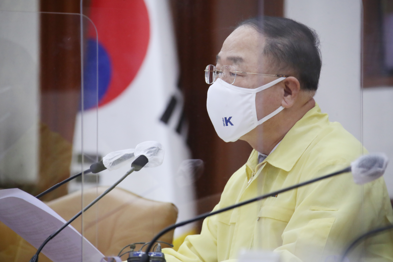 홍남기 경제부총리 겸 기재부 장관이 지난 16일 정부서울청사에서 열린 제45차 비상경제 중앙대책본부 회의를 주재하며 발언하고 있다. [연합]