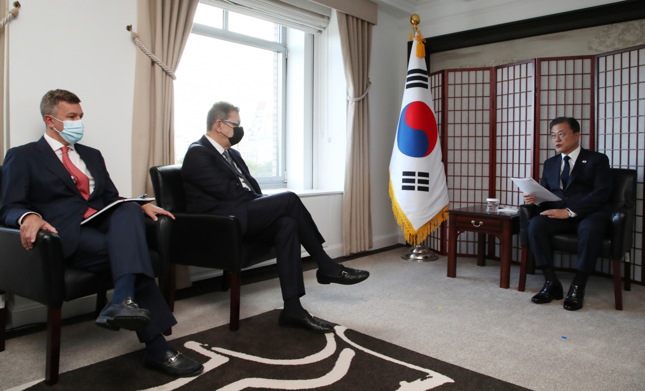 문재인 대통령이 21일(현지시각) 미국 뉴욕 시내 호텔에서 앨버트 불라 화이자 최고경영자(가운데) 일행을 접견하고 있다. 연합뉴스