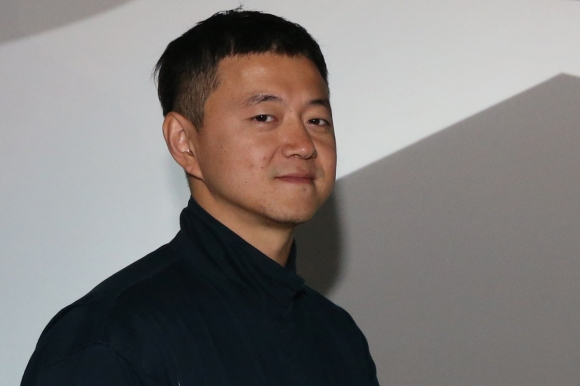 맛 칼럼리스트 황교익 씨는 22일 윤석열 캠프 측이 전날 미디어아트 작가이자 문재인 대통령의 아들인 문준용 작가에게 의혹을 제기했던 논평을 철회한 것과 관련 “한국 정치인은 문화예술이 자신의 정치권력 아래에 있다고 생각하니까 벌어지는 일”이라고 꼬집었다. 문준용 작가 자료사진. [연합]