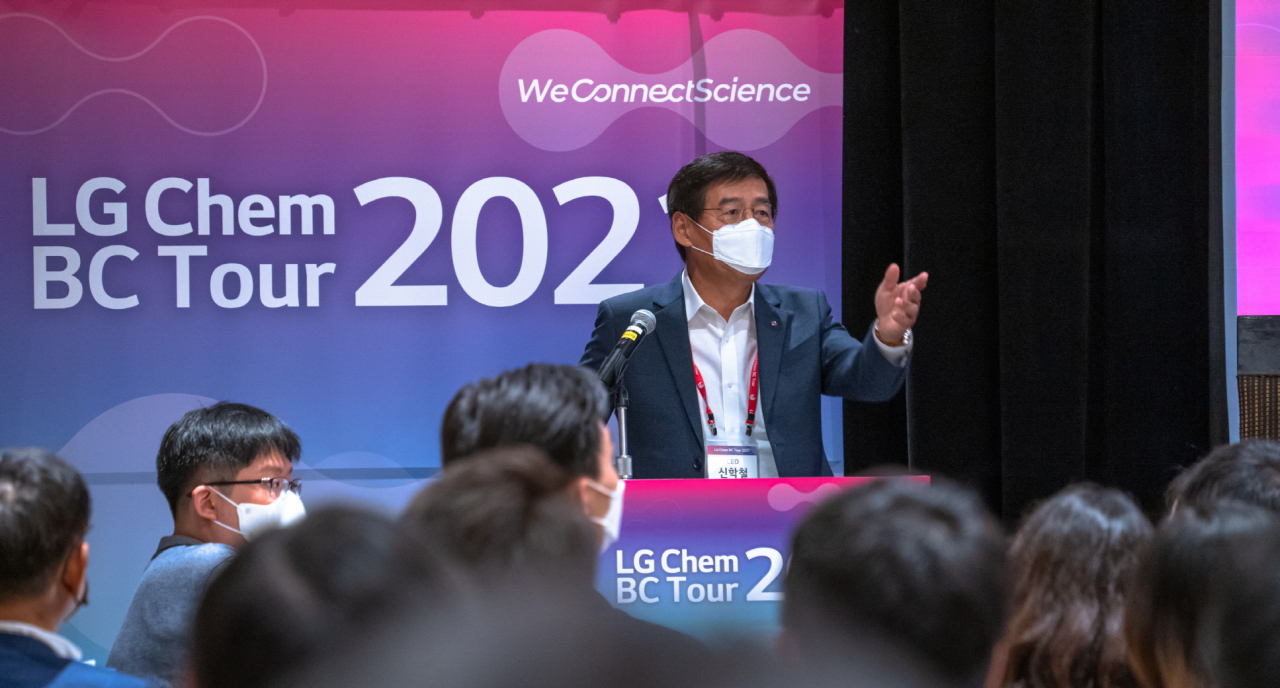 신학철 LG화학 부회장이 미국 뉴저지에서 열린 글로벌 인재 채용 행사에서 환영사를 하고 있다.[LG화학 제공]
