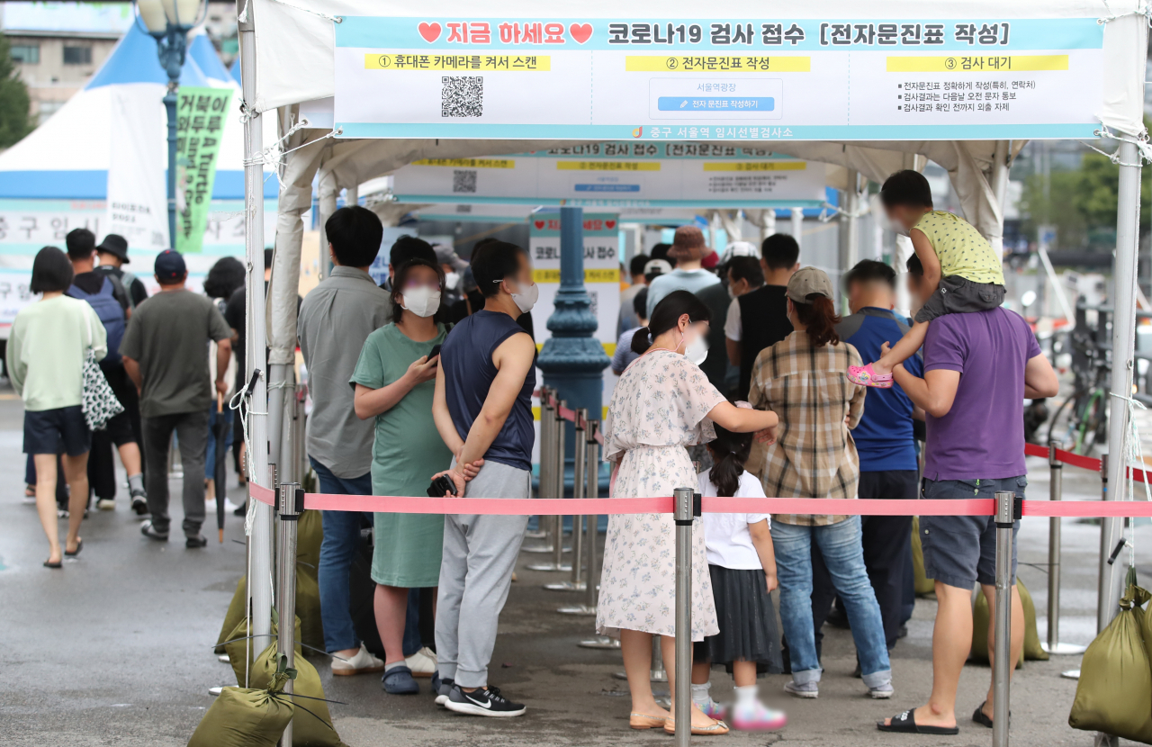서울 중구 서울역 광장 임시 선별검사소에서 귀경객들이 코로나19 검사를 기다리고 있다. [연합]