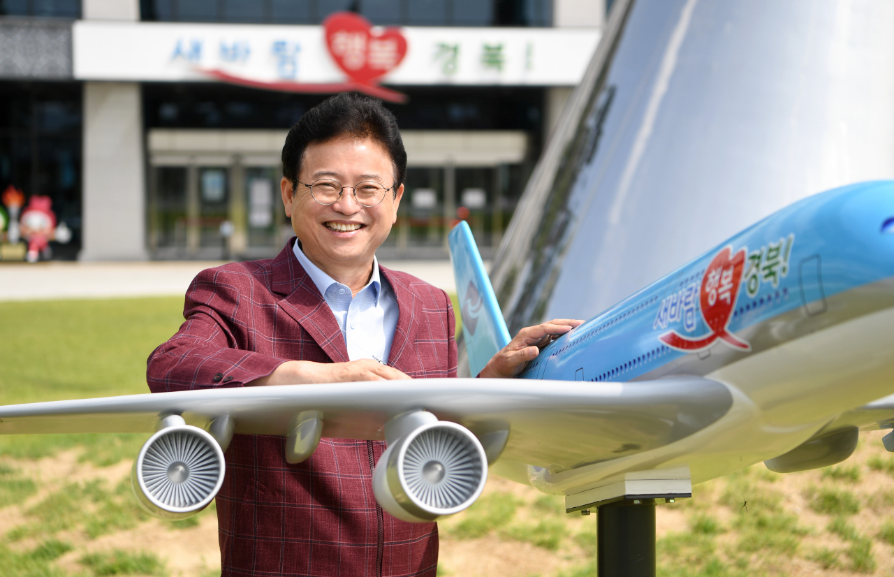 신공항 조형물 앞에선 이철우 경북지사.[경북도 제공]