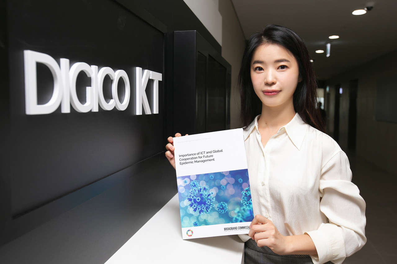 KT 관계자가 ‘감염병 관리를 위한 정보통신기술(ICT) 및 글로벌 협력의 중요성’ 제목의 감염병 관리 워킹그룹 리포트를 소개하고 있다. [KT 제공]