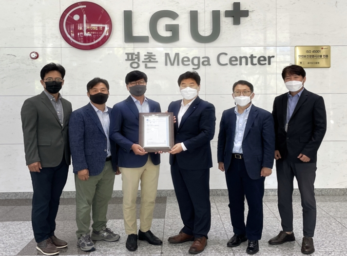 LG유플러스는 평촌 메가센터가 국내 인터넷데이터센터(IDC) 중 최초로 국제표준화기구(ISO)의 안전보건경영시스템 인증(ISO 45001)을 획득했다고 23일 밝혔다. 사진은 양무열 LG유플러스 NW인사지원담당(왼쪽부터), 김건우 LG유플러스 부동산안전관리담당 상무, 노성주 LG유플러스 NW플랫폼그룹장 상무, 이일형 로이드인증원 대표, 구성철 LG유플러스 유선사업담당, 이우정 LG유플러스 IDC담당이 평촌메가센터에서 열린 인증서 수여식에서 기념촬영을 하고 있는 모습. [LG유플러스 제공]