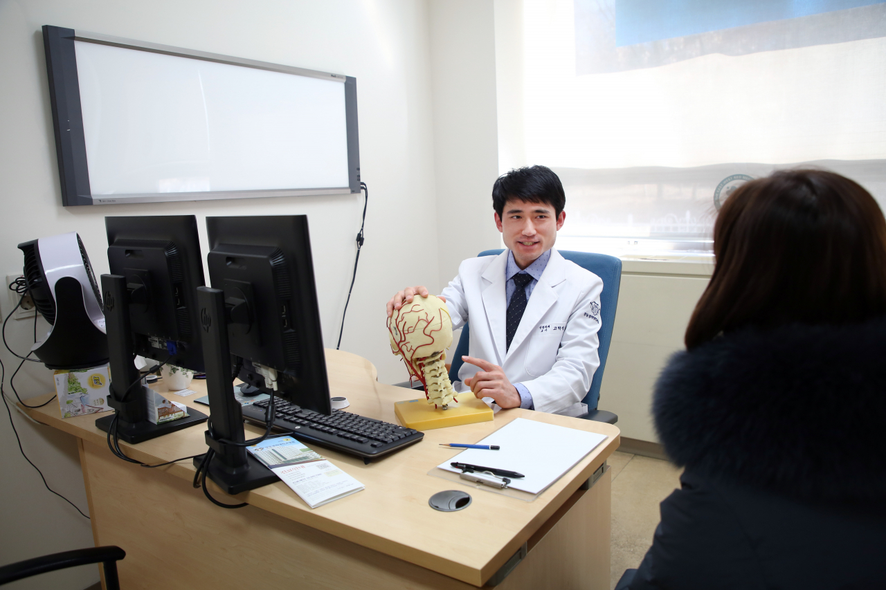 안면경련은 자신도 모르는 사이에 천천히 발생하는데, 초기에는 눈 아래가 떨리고 눈이 저절로 강하게 감기는 증상이 나타나는데 증상을 방치하면 안면의 한쪽 근육과 반대편 근육이 비대칭으로 발달해 얼굴 모양도 비대칭으로 변할 수 있습니다.