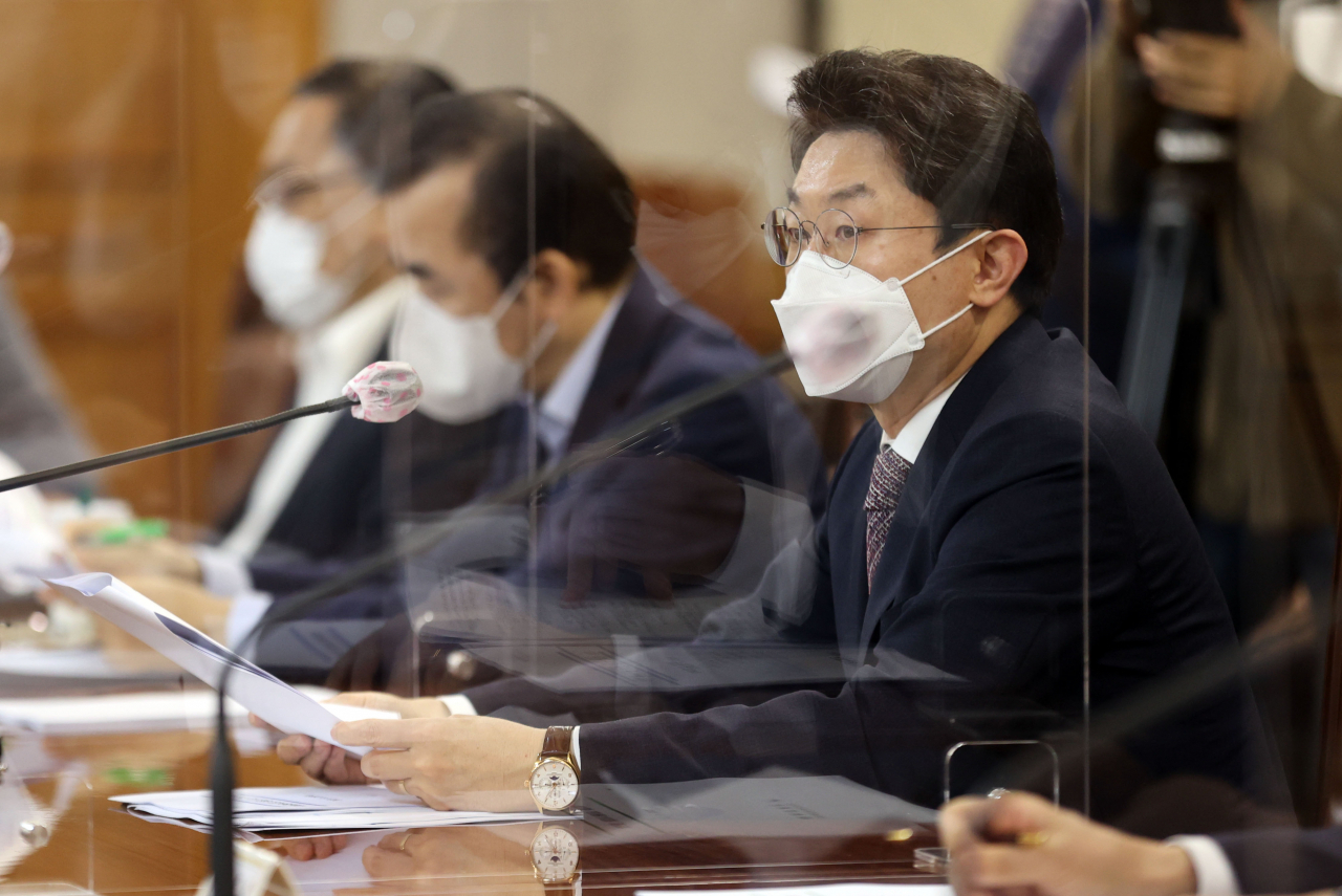 정부가 가계부채 증가세를 조절하기 위한 조치를 이어나갈 전망이다. 미국 금리인상이 예상보다 빠르고 강하게 나타날 수 있고, 중국 헝다그룹 등 시장불안 요인도 상존하고 있기 때문이다.이억원 기획재정부 1차관은 23일 서울 은행회관에서 거시경제금융회의를 개최하고 “국내외 금리상승 등에 따른 가계 상환부담 증가에 대비해 가계부채가 조속히 안정화될 수 있도록, 금융기관별로 관리목표 준수 여부 등을 주기적으로 점검하는 등 금융불균형 완화를 위한 노력들도 일관되게 추진할 방침”이라며 이같이 밝혔다. [연합]