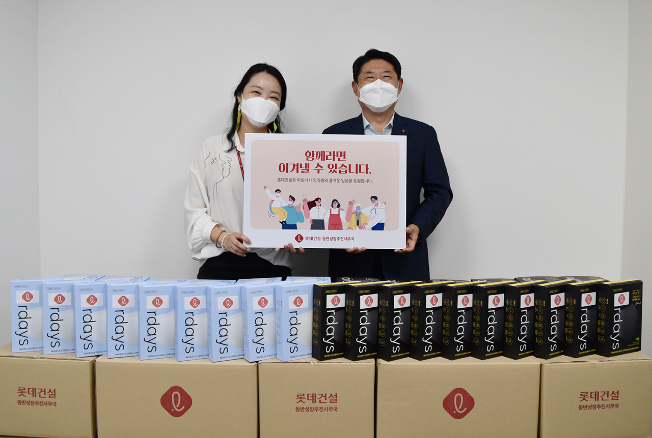 롯데건설 박은병 외주구매본부장(오른쪽)[롯데건설 제공]