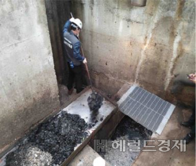 자회사 직원이 가압장 침전조에서 폐수 오니를 수거하고 있다. [서울시 제공]