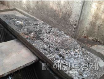 종량제 봉투에 담아 버린 하수준설토. [서울시 제공]