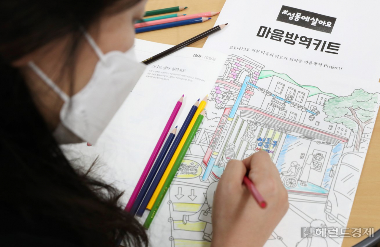 생활치료센터 입소 주민이 컬러링북에 색칠하고 있다. [성동구 제공]