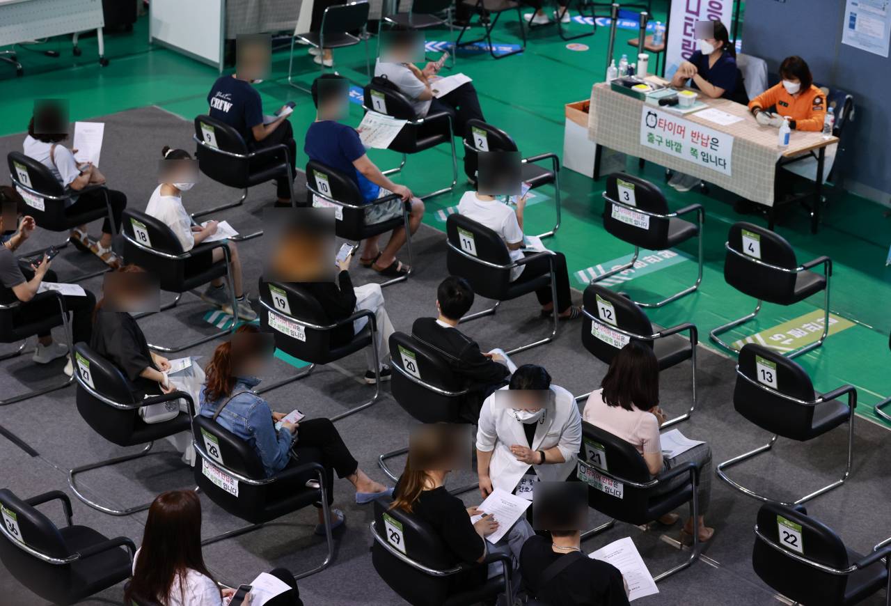 23일 서울 서대문구 북아현문화체육센터에 마련된 코로나19 백신접종센터를 찾은 시민들이 백신 접종 뒤 이상반응 모니터링을 하며 대기하고 있다. 연합뉴스