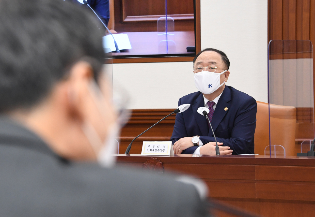 홍남기 부총리 겸 기획재정부 장관이 ‘빅3(미래차·시스템반도체·바이오헬스)’ 분야 산업에 대한 규제혁파를 강조했다. 미래 산업먹거리에 대한 정책이 정부가 주도하는 육성지원에만 쏠려있기 때문이다.홍 부총리는 23일 정부서울청사에서 혁신성장 BIG3 추진회의 관계장관 간담회를 개최하고 이같이 밝혔다. [기획재정부 제공]