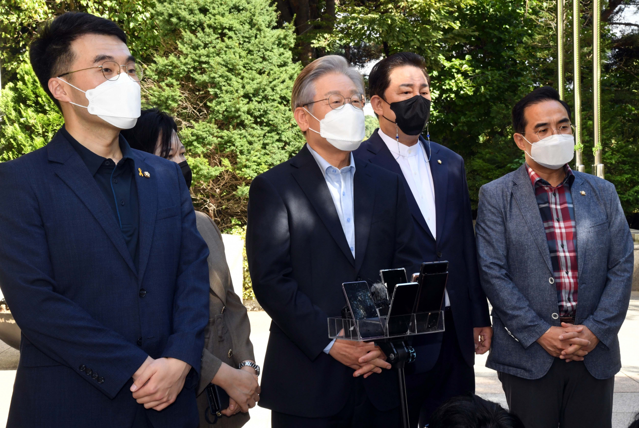 더불어민주당 대권주자인 이재명 경기지사가 22일 서울 동작소방서를 찾아 사회필수인력인 소방관들을 격려한 뒤 취재진과 인터뷰하고 있다. 연합뉴스