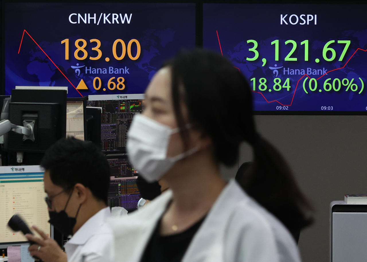 23일 오전 명동 하나은행 본점 딜링룸에 실시간 코스피가 표시돼 있다. 지수는 전장보다 16.87포인트 내린 3123.64에서 출발해 약세를 보이고 있다. [연합]