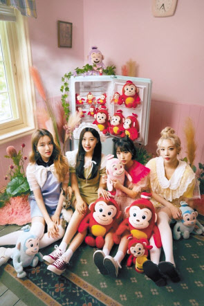 이달의 소녀(LOONA) 멤버 여진, 김립, 최리, 고원은 애니메이션 ‘냉장고 나라 코코몽’ 캐릭터송 ‘얌얌’을 불렀다.[이랜드이노플 제공]