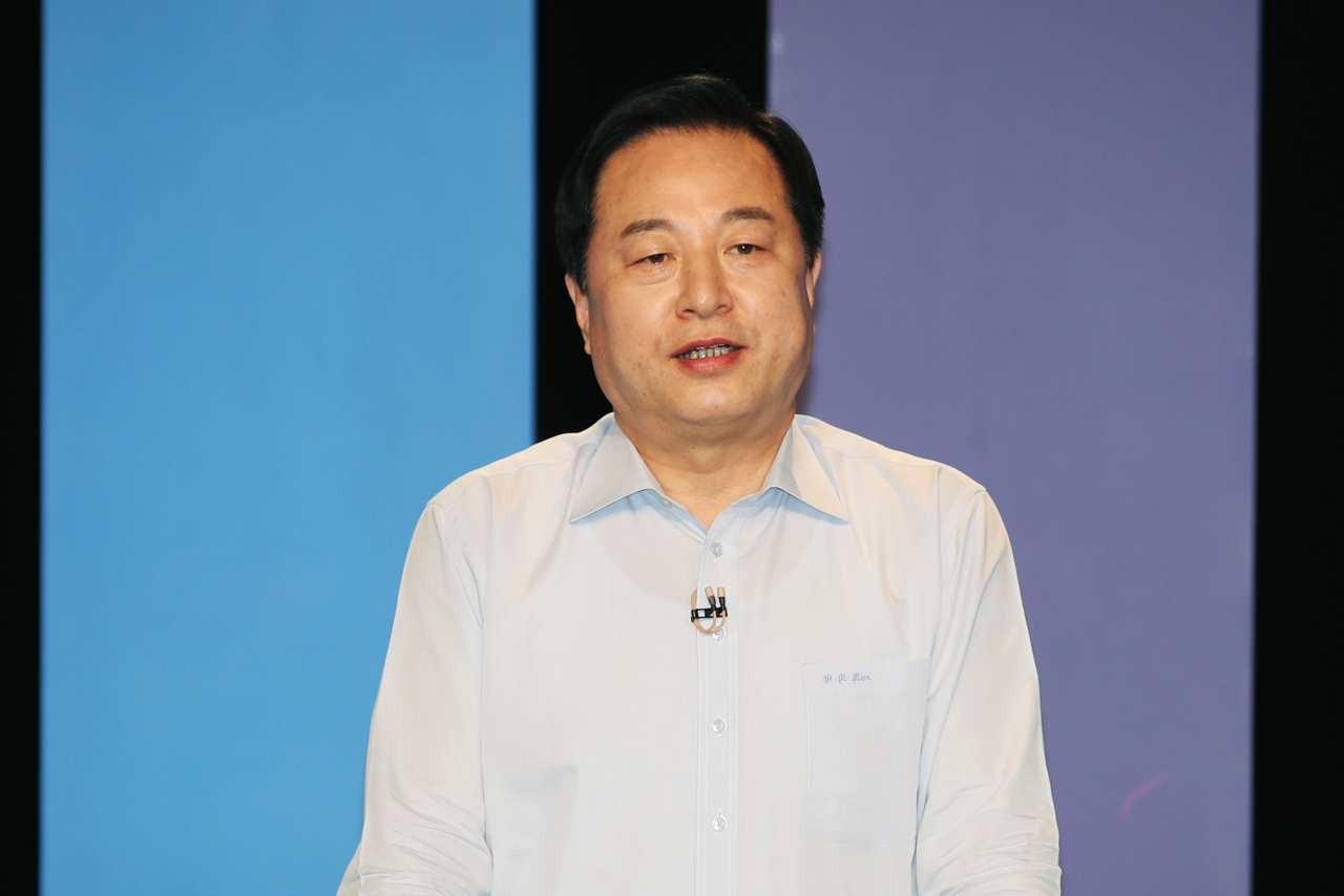 19일 오후 광주 남구 광주MBC 공개홀에서 열린 더불어민주당 대선 후보자 토론회에서 김두관 예비후보가 발언하고 있다. 연합뉴스
