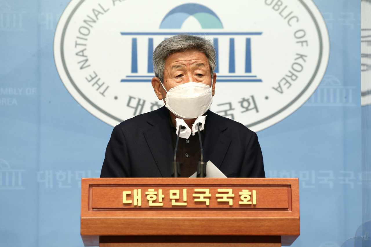 유인태 국회국민통합위원회 정치분과위원장이 7일 국회 소통관에서 ‘개헌과 정치개혁 방안 및 여·야의 조속한 합의 촉구’ 기자회견을 하고 있다. 연합뉴스