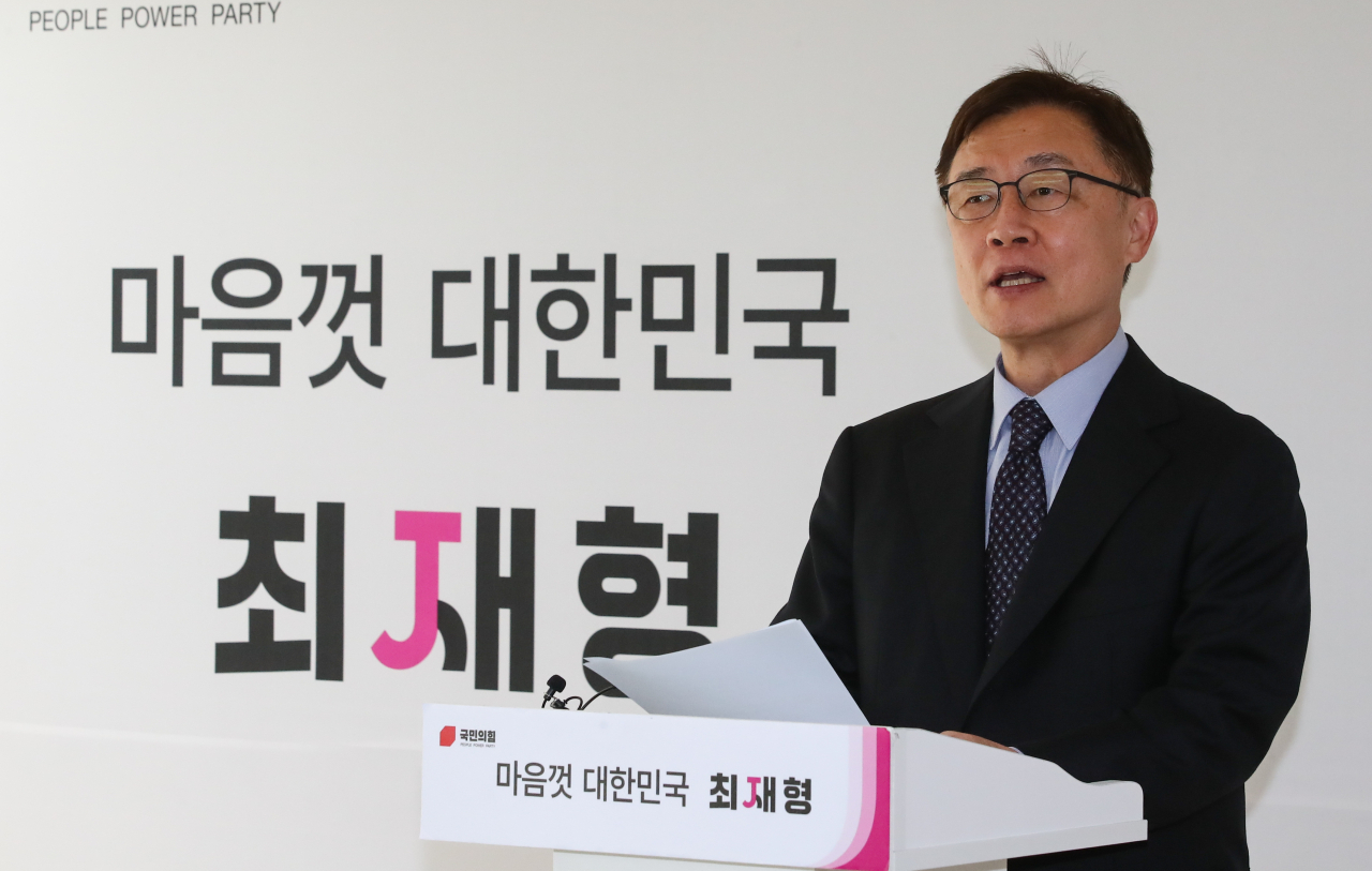 국민의힘 대권주자인 최재형 전 감사원장이 22일 서울 여의도 선거캠프에서 더불어민주당 대권주자인 이재명 경기도지사와 관련해 대장동 개발사업 시행사인 '화천대유' 의혹에 대한 입장을 발표하고 있다. [연합]