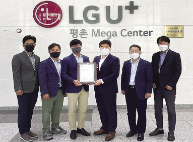 양무열(왼쪽부터) LG유플러스 NW인사지원담당, 김건우 LG유플러스 부동산안전관리담당 상무, 노성주 LG유플러스 NW플랫폼그룹장 상무, 이일형 로이드인증원 대표, 구성철 LG유플러스 유선사업담당, 이우정 LG유플러스 IDC담당이 평촌메가센터에서 열린 인증서 수여식에서 기념촬영을 하고 있다. [LG유플러스 제공]