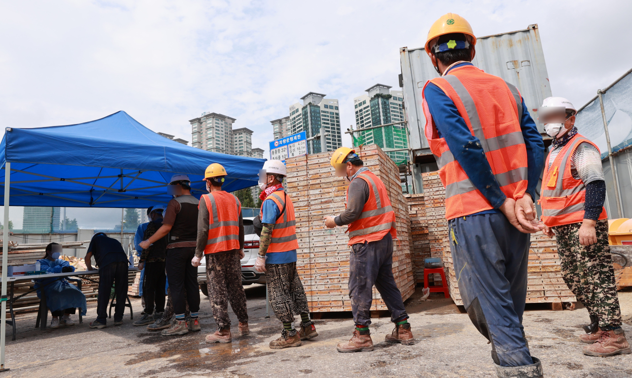 View of a construction worksite in Yeongdeungpo-gu, western Seoul, as of Aug. 25. The photo is not directly related to the content of the story. (Yonhap)