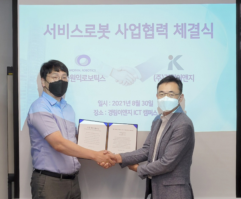 (주)경림이앤지 김창근 대표(왼쪽)와 (주)원익로보틱스 장경석 대표가 서비스로봇 사업협력 체결식에서 상호 서명후 악수를 나누고 있다.