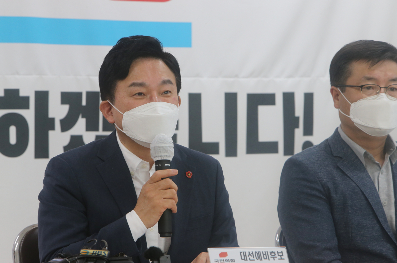 국민의힘 대선주자인 원희룡 전 제주지사가 20일 오전 국민의힘 제주도당에서 기자회견을 하고 있다. [연합]