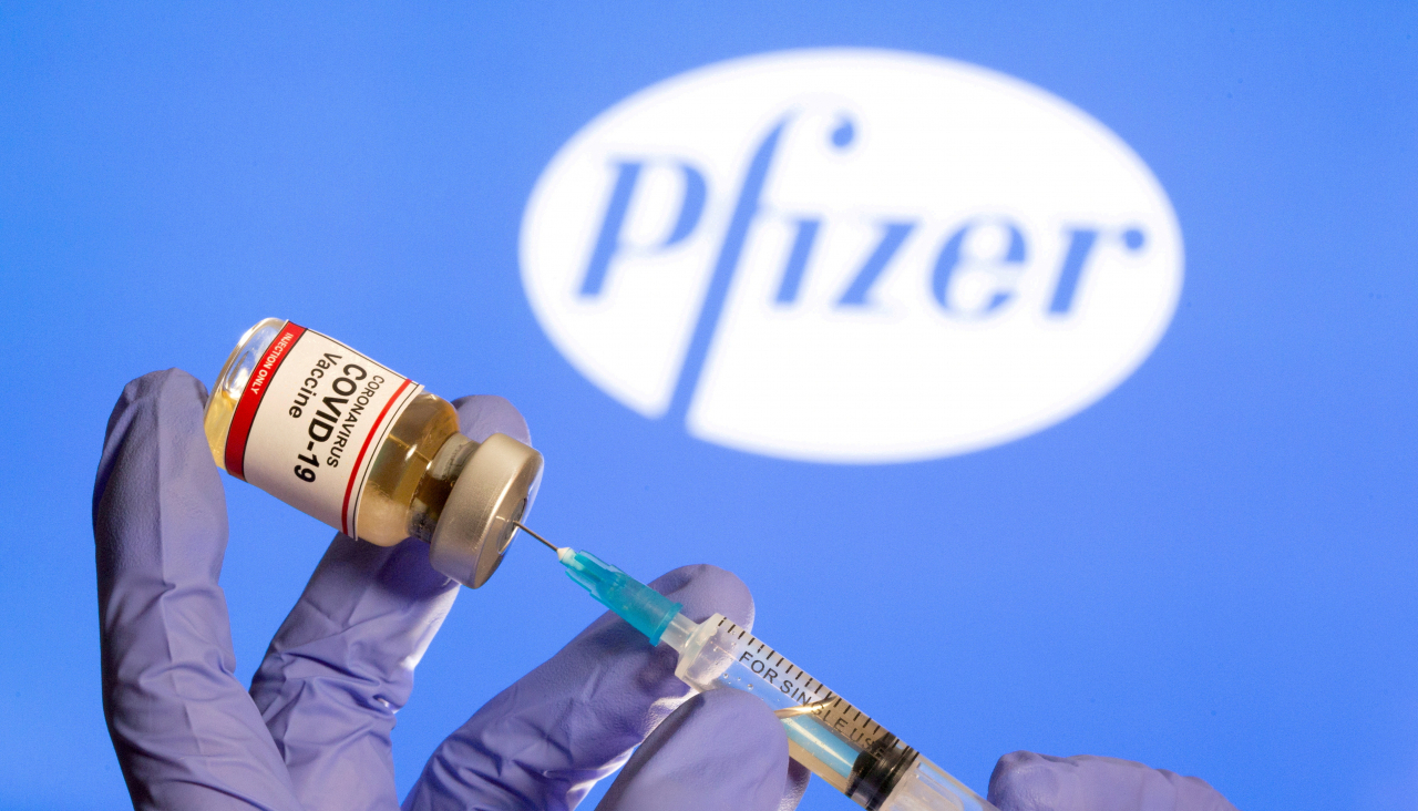 22일(현지시간) 미국 식품의약국(FDA)이 고령자와 취약층을 대상으로 미국 제약사 화이자가 개발한 신종 코로나바이러스 감염증(코로나19) 백신의 추가 접종(부스터샷)을 긴급승인했다. [로이터]